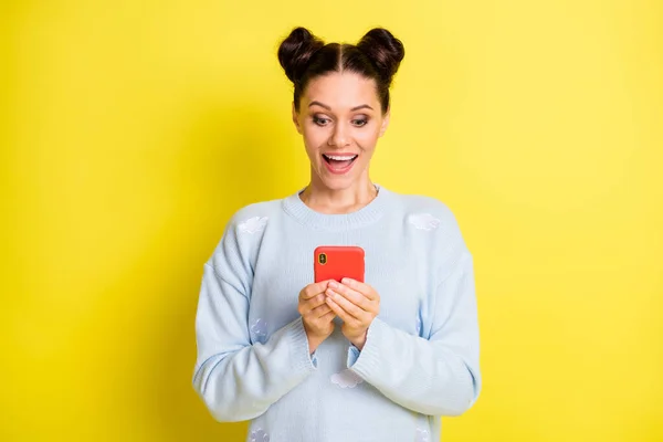 Портрет привабливої здивованої веселої дівчини з використанням пристрою чату медіа коментарі новин ізольовані на яскравому жовтому кольоровому фоні — стокове фото