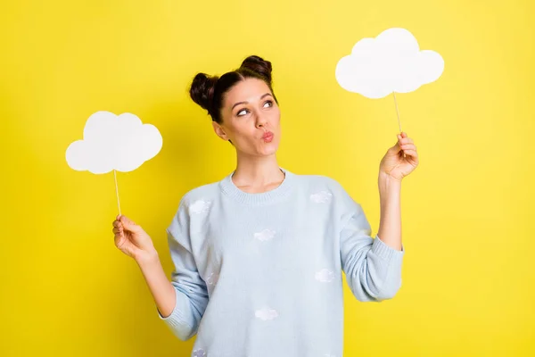Fotografie de vis doamnă ține două bastoane de nor arata gol spațiu sufla aer sărut purta pulover albastru izolat fundal galben — Fotografie, imagine de stoc