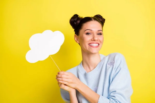 Foto de jovem atraente bonito sorrindo bom humor menina segurando nuvem de papel isolado no fundo de cor amarela — Fotografia de Stock