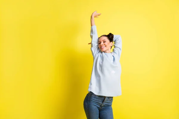 Foto av drömmande inspirerad dam höja arm nära ögon dans bära blå pullover jeans isolerad gul bakgrund — Stockfoto