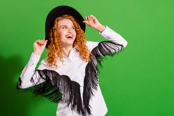 Πορτρέτο της ελκυστική ονειρική χαρούμενο κορίτσι συγκινητικό καπέλο έχοντας διασκέδαση εκδήλωση καλή διάθεση απομονώνονται σε φωτεινό πράσινο χρώμα φόντο — Φωτογραφία Αρχείου