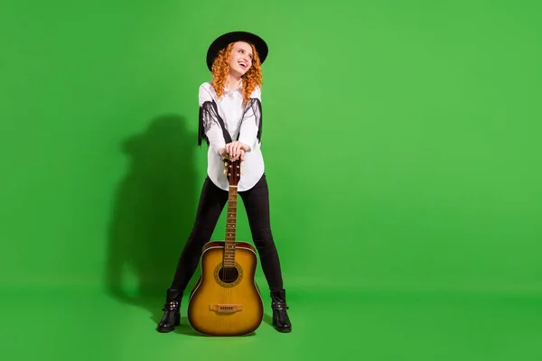 Volledige lengte lichaam grootte uitzicht van aantrekkelijke vrolijk getalenteerd meisje holding gitaar hebben plezier geïsoleerd over helder groene kleur achtergrond — Stockfoto