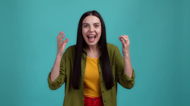 Божевільна дівчина виграє джекпот кулаки вгору крик ізольований темно-блакитний кольоровий фон — стокове відео
