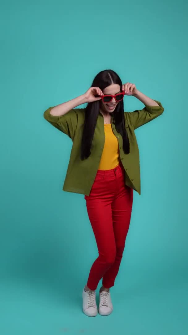 Rhythm Lady Dance trägt Sonnenbrille isoliert dunkle Cyan-Farbe Hintergrund — Stockvideo
