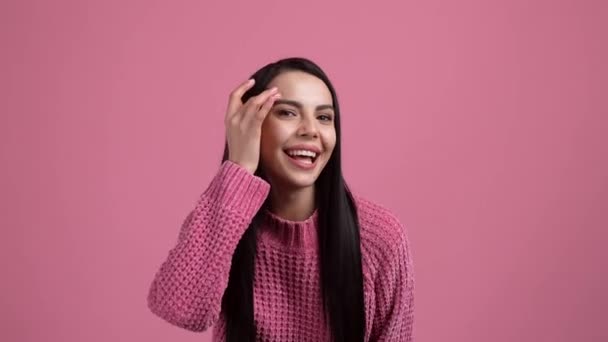 Härlig dam har händelse tillämpa balsam ansikte isolerad pastell rosa färg bakgrund — Stockvideo