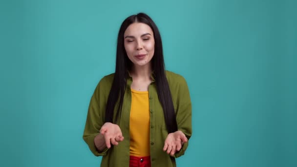 Lady dizer fofoca webcam bate-papo fechar mão boca isolado cor ciano fundo — Vídeo de Stock