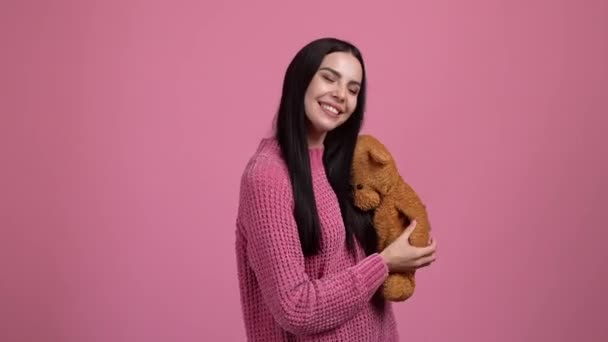 Bella signora ottenere morbido orsacchiotto regalo isolato colore rosa pastello sfondo — Video Stock
