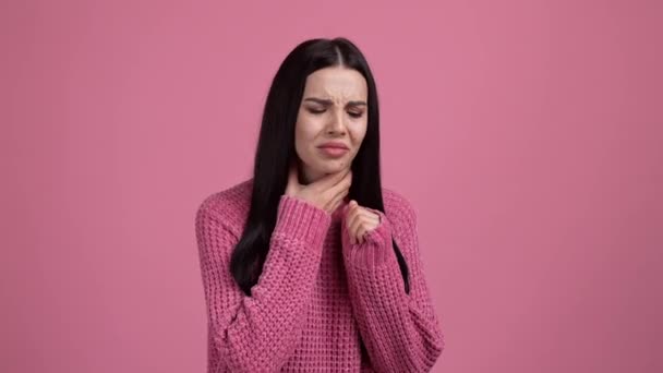 Сумна леді страждає на епідемію ковадла хворий кашель ізольований рожевий колір фону — стокове відео