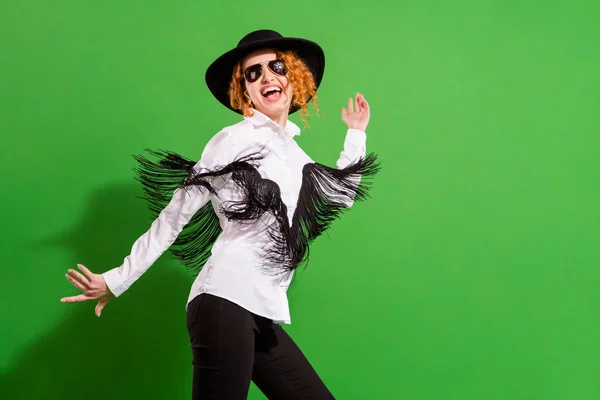 Фото вишуканого помаранчевого волосся леді танцює в капелюсі штани для одягу ізольовані на зеленому фоні — стокове фото