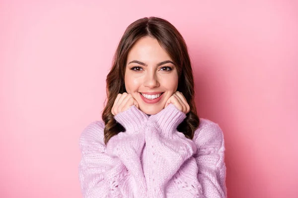 Foto de engraçado adorável jovem mãos maçãs do rosto radiante sorriso desgaste malha suéter isolado cor rosa fundo — Fotografia de Stock