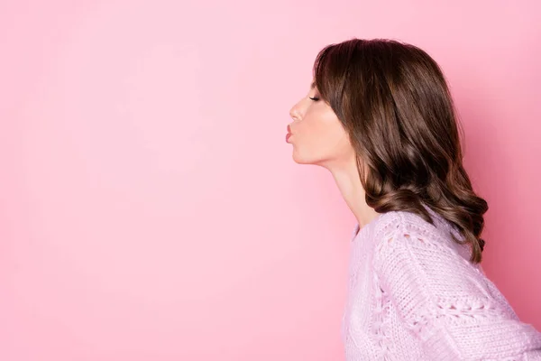 Profil sida visa porträtt av attraktiv vågigt hår flicka kyssas kopia tomt utrymme isolerad över rosa pastell färg bakgrund — Stockfoto