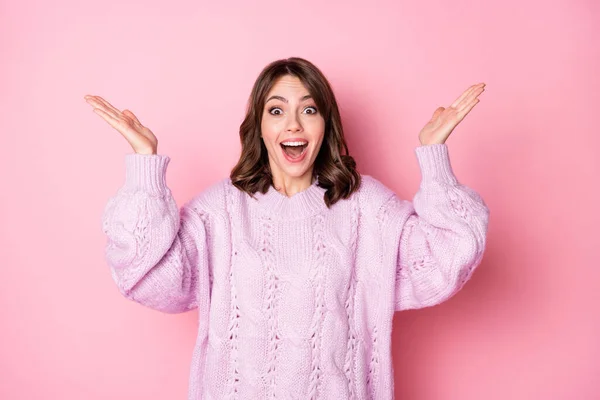 Retrato de chica alegre sorprendida atractiva disfrutando de grandes noticias aisladas sobre fondo de color rosa pastel azul —  Fotos de Stock