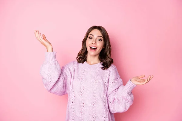 Foto de la joven encantadora brillante suéter de punto levantamiento brazos aislado pastel color rosa fondo —  Fotos de Stock