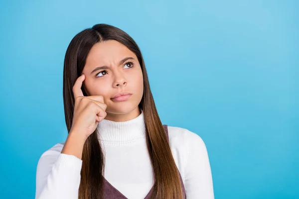 Foto de menina linda olhar espaço vazio pensar profundo plano pensativo isolado sobre fundo de cor azul — Fotografia de Stock