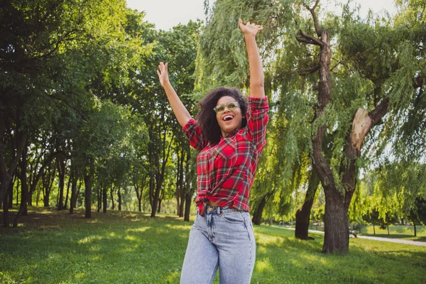 Foto ritratto donna che cammina in città indossando occhiali alla moda ridendo felicissimo — Foto Stock