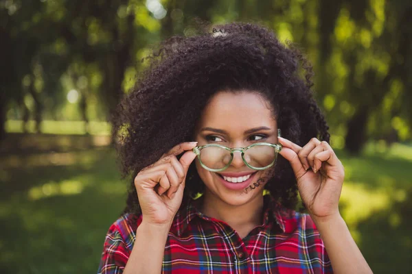 Foto ritratto donna che cammina in città indossando occhiali alla moda camicia a quadri in primavera — Foto Stock