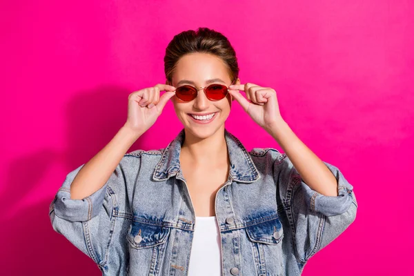 Fénykép a fiatal boldog pozitív vidám nő mosoly jó hangulat viselet napszemüveg elszigetelt rózsaszín szín háttér — Stock Fotó
