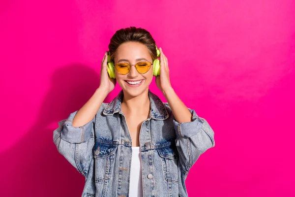 Foto av ung glad glad glad attraktiv kvinna bära hörlurar leende solglasögon isolerad på rosa färg bakgrund — Stockfoto