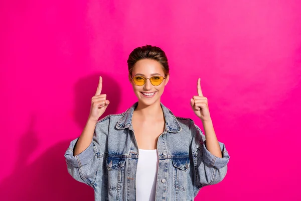 Photo of young happy positive cheerful woman point fingers up empty space news sale isolated on pink color background — Stock Photo, Image