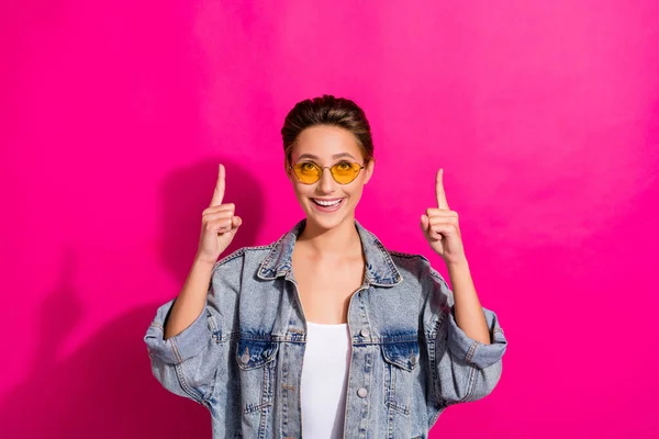 Foto av ung glad positiv kvinna peka finger upp tomma rymden nyheter förvånad solglasögon isolerad på rosa färg bakgrund — Stockfoto