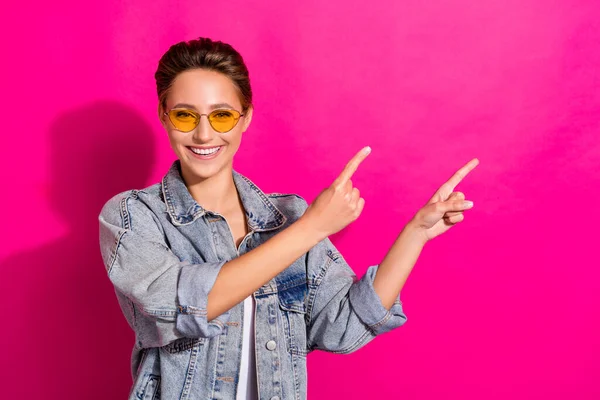 Foto av ung glad attraktiv kvinna pekfingrar index tomt utrymme försäljning leende isolerad på rosa färg bakgrund — Stockfoto