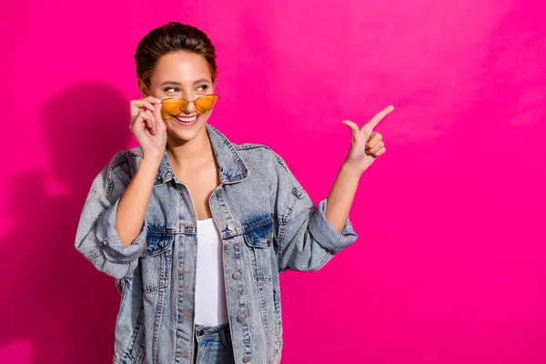 Foto av unga glada drömska positiv kvinna peka finger tomt utrymme nyheter försäljning isolerad på rosa färg bakgrund — Stockfoto