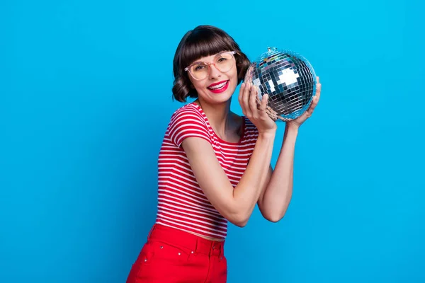 Foto portrét dívka usmívá udržet diskotéka míč na straně izolované živé modré barvy pozadí — Stock fotografie