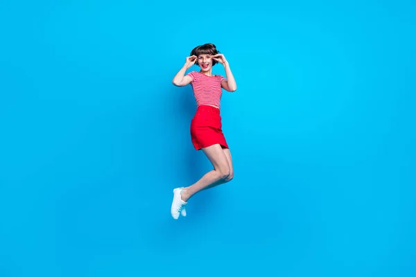 Volledige lengte lichaam grootte foto meisje springen tot achteloos glimlachen gelukkig vrolijk geïsoleerde levendige blauwe kleur achtergrond — Stockfoto