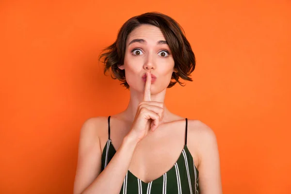 Foto de los labios de la cubierta del dedo de la muchacha joven shh mantener secreto privado confidencial aislado sobre fondo de color naranja — Foto de Stock