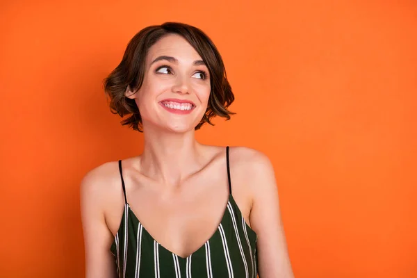 Foto de joven alegre chica feliz sonrisa positiva curioso interesado mirar espacio vacío aislado sobre fondo de color naranja — Foto de Stock