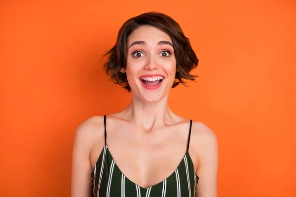 Φωτογραφία του νεαρού κοριτσιού ευτυχής θετικό χαμόγελο κατάπληκτος wow πώληση αντίδραση απομονώνονται πάνω πορτοκαλί χρώμα φόντο — Φωτογραφία Αρχείου