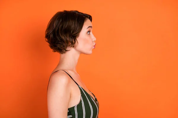 Profilo foto laterale di giovane ragazza labbra imbronciate sentimenti romantico sguardo spazio vuoto isolato su sfondo di colore arancione — Foto Stock