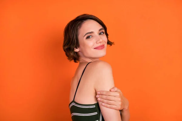 Profil boční fotografie mladé atraktivní dívka šťastný pozitivní úsměv péče o pleť jasné bezchybné izolované přes oranžové barvy pozadí — Stock fotografie