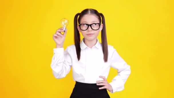 Intelligent schoolgirl look empty space hold bulb — Stock Video