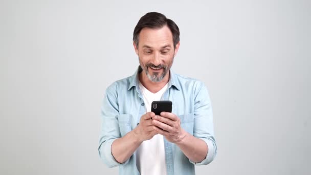 Emocionado guapo hombre contento mira pantalla del teléfono leer resultado de la apuesta regocijarse victoria — Vídeos de Stock