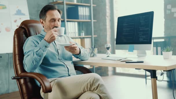 Nice glad company worker enjoy cozy office coffee break — Stock Video