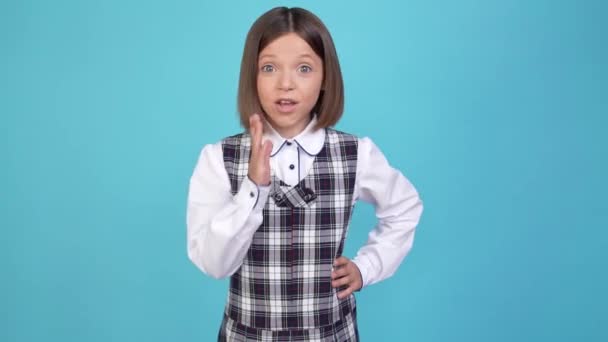 Aufgeregt überrascht niedlich kleine Dame Handfläche Wange offenen Mund omg Gesicht — Stockvideo