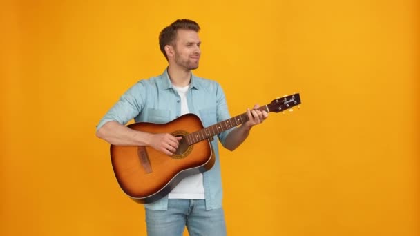 Confident charismatic boyfriend play guitar finish performance — Stock Video