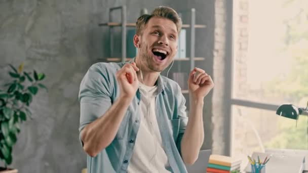 Carefree positive guy enjoy work break dance listen headphones music — Stock Video
