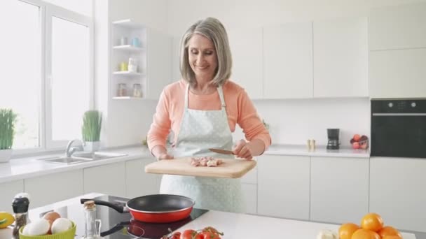 Positivo casalinga tenere tagliere coltello gettare filetto di maiale padella — Video Stock