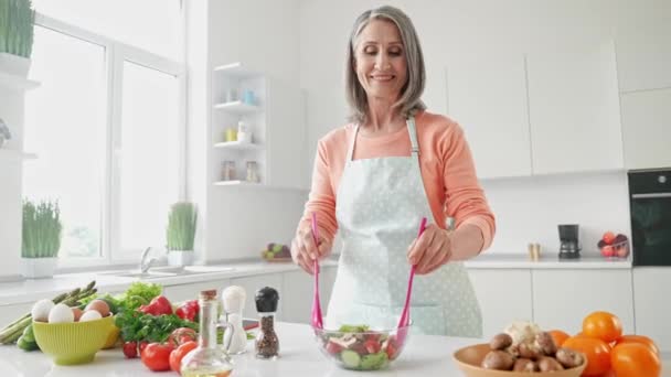 Positivo cozinheiro confiante avó velha preparar refeição saudável salada de café da manhã — Vídeo de Stock