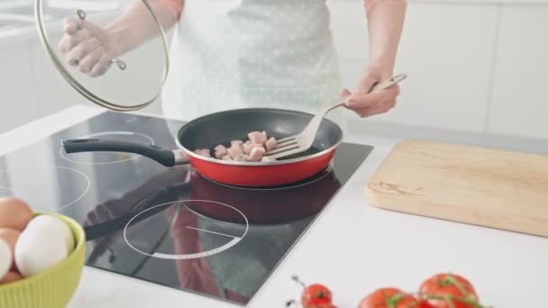 Tiro cortado de mãos de senhora preparar pedaços cortados mistura de filé de fritar com espátula — Vídeo de Stock