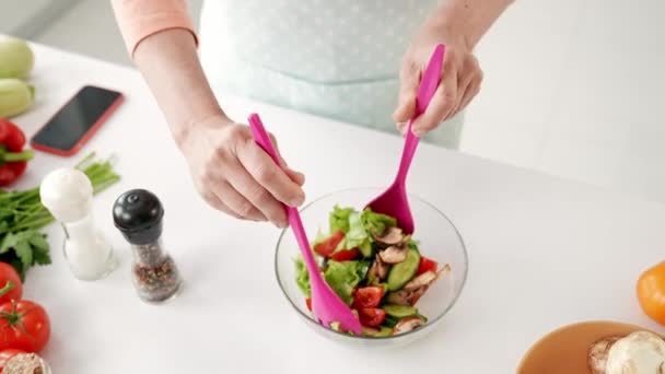 Vágott nézet női kéz tartja spatula kanál mix egészséges vitaminok saláta — Stock videók