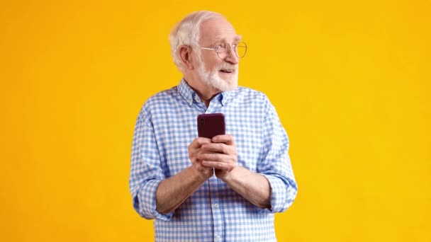 Alegre interessado avô segurar celular pensar pensamentos digitando mensagem — Vídeo de Stock