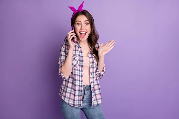 Zdjęcie portret wesołej zaskoczonej kobiety rozmawiającej przez telefon komórkowy patrząc odizolowany na jasnym fioletowym tle — Zdjęcie stockowe