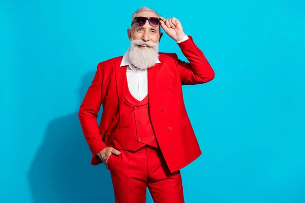 Fotoğraf portresi stil sahibi yaşlı iş adamı güneş gözlüğü takan kırmızı takım elbiseli mutlu parlak mavi arka plan — Stok fotoğraf
