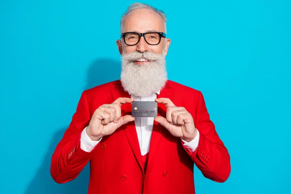Photo portrait homme âgé dans des lunettes montrant carte de crédit isolé couleur bleu vif arrière-plan — Photo