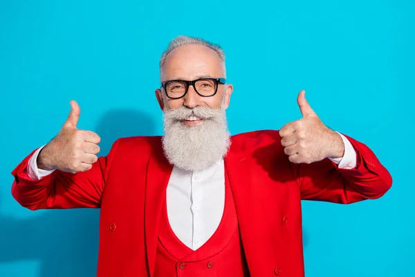 Foto retrato hombre envejecido en gafas que muestran como el pulgar hacia arriba signo aislado de color azul brillante fondo —  Fotos de Stock
