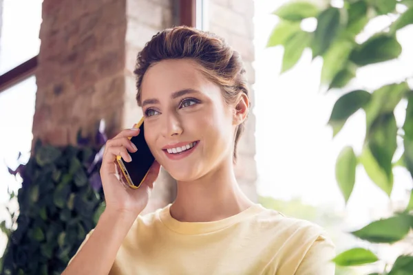 Fénykép vidám fiatal boldog bájos nő tartsa kézitelefon mosoly beszélni beltéri házban lakás — Stock Fotó