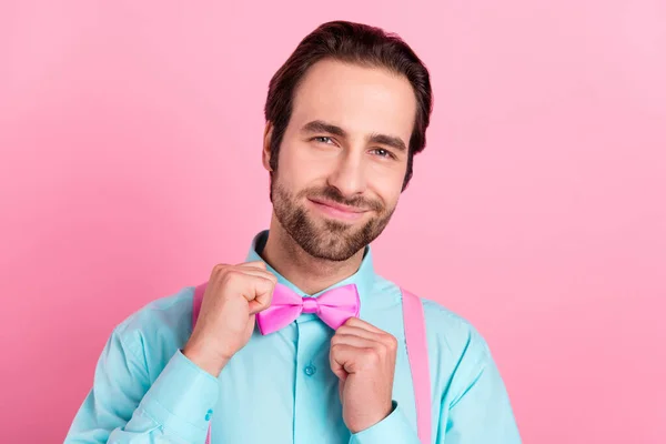Фото взволнованного молодого человека в бирюзовом наряде, улыбающегося, готовящегося к вечеринке изолированный розовый цвет фона — стоковое фото